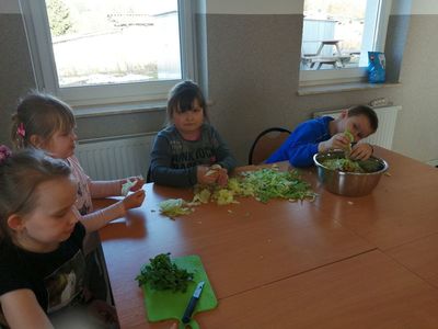 Młodsza grupa dzieci podczas zajęć kulinarnych w Kusicach.