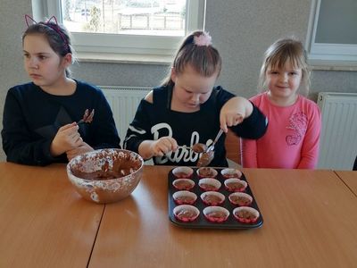 Przygotowanie mufinek czekoladowych przez dzieci w PWD Kusice.