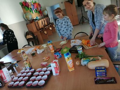 Zadowoleni uczestnicy zajęć kulinarnych w Placówce Wsparcia Dziennego w Kusiach.