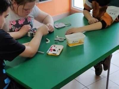 Wychowankowie z Placówki Wsparcia Dziennego z Lasek podczas budowania robota.