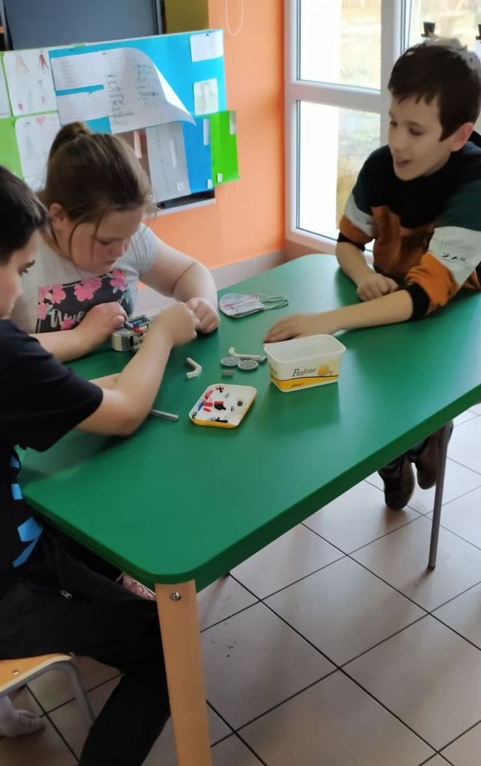 Wychowankowie z Placówki Wsparcia Dziennego z Lasek podczas budowania robota.