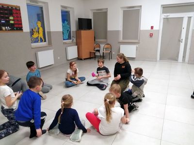 Dzieci z Placówki Wsparcia Dziennego w Kusiach bawiące się podczas zajęć gimnastycznych.