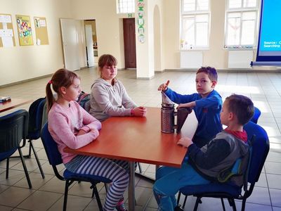 Wychowankowie Placówki Wsparcia Dziennego w Pękaninie podczas prezentacji akcesoriów pszczelarskich na zajęciach matematyczno-przyrodniczo-chemicznych