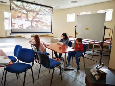 Wychowankowie Placówki Wsparcia Dziennego w Pękaninie podczas prezentacji filmu podczas zajęć matematyczno-przyrodniczo-chemicznych
