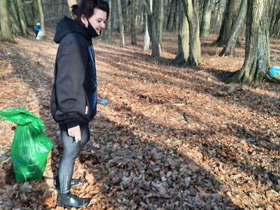 Najmłodsi mieszkańcy Lasek podczas akcji sprzątania śmieci. 