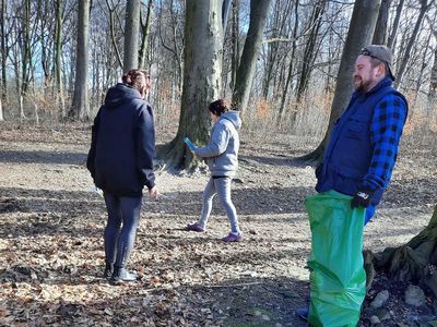 Mieszkańcy Lasek zaangażowali się w sprzątanie wsi, uczestniczyli w niej dzieci i dorośli. 