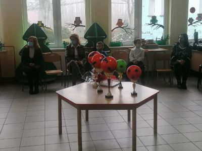Uczestnicy obchodów setnej rocznicy urodzin patrona w szkole w Lejkowie. 