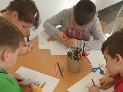 Dzieci uczestniczące w zajęciach popołudniowych w Świetlicy Kultury w Malechowie wykonywały prace plastyczne związane ze świętami wielkanocnymi.