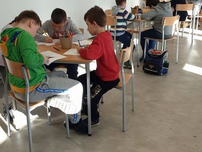 Dzieci uczestniczące w zajęciach popołudniowych w Świetlicy Kultury w Malechowie wykonywały prace plastyczne związane ze świętami wielkanocnymi.