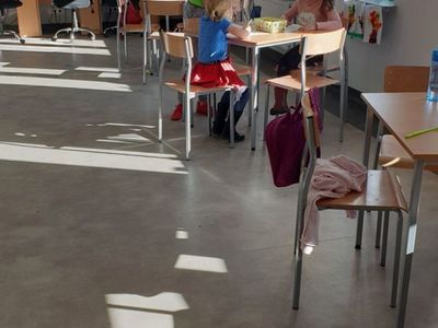Dziewczynki z Malechowa wykonały kolorowe rysunki. 