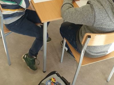 Dwaj chłopcy z Malechowa kolorują wielkanocne obrazki. 