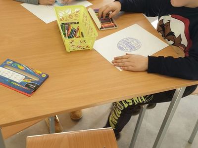 Chłopcy kolorują obrazki. 