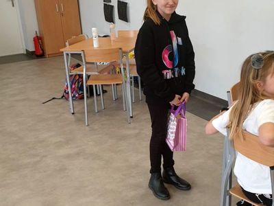 Solenizantka Nikola, która obchodziła swoje urodziny podczas zajęć popołudniowych w Świetlicy Kultury w Malechowie. 