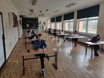 Ośmioklasiści próbny egzamin z języka polskiego pisali na holu budynku.