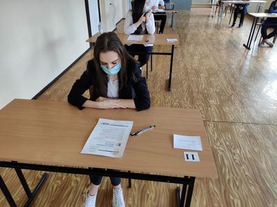 Uczennica Zespołu Szkół w Ostrowcu przystępuje do pisania testu. 