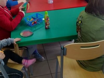 Wychowankowie z Placówki Wsparcia Dziennego w Laskach wykonujący prace plastyczne.