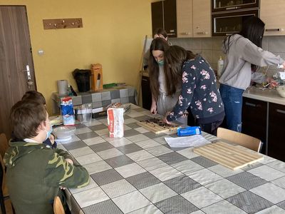 Wychowankowie Placówki Wsparcia Dziennego w Święcianowie w trakcie wykonywania babeczek wielkanocnych.