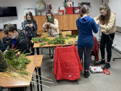 Wychowankowie Placówki Wsparcia Dziennego w Święcianowie w trakcie wykonywania palm.