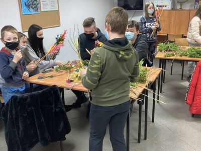 Wychowankowie Placówki Wsparcia Dziennego w Święcianowie w trakcie wykonywania palm.