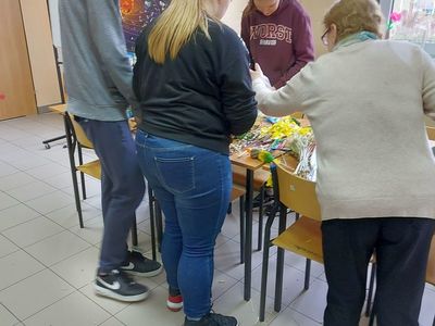 Podopieczni z Placówki Wsparcia Dziennego w Paprotach podczas wykonywania palm wielkanocnych.