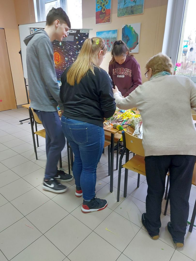 Podopieczni z Placówki Wsparcia Dziennego w Paprotach podczas wykonywania palm wielkanocnych. 