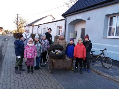 Wychowankowie Placówki Wsparcia Dziennego w Karwicach po zakończonej akcji sprzątania wsi, zadowoleni po zgromadzeniu dużej ilości odpadów.