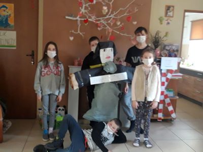 Wychowankowie z Placówki Wsparcia Dziennego w Kosierzewie z wykonaną przez nich Marzanną.