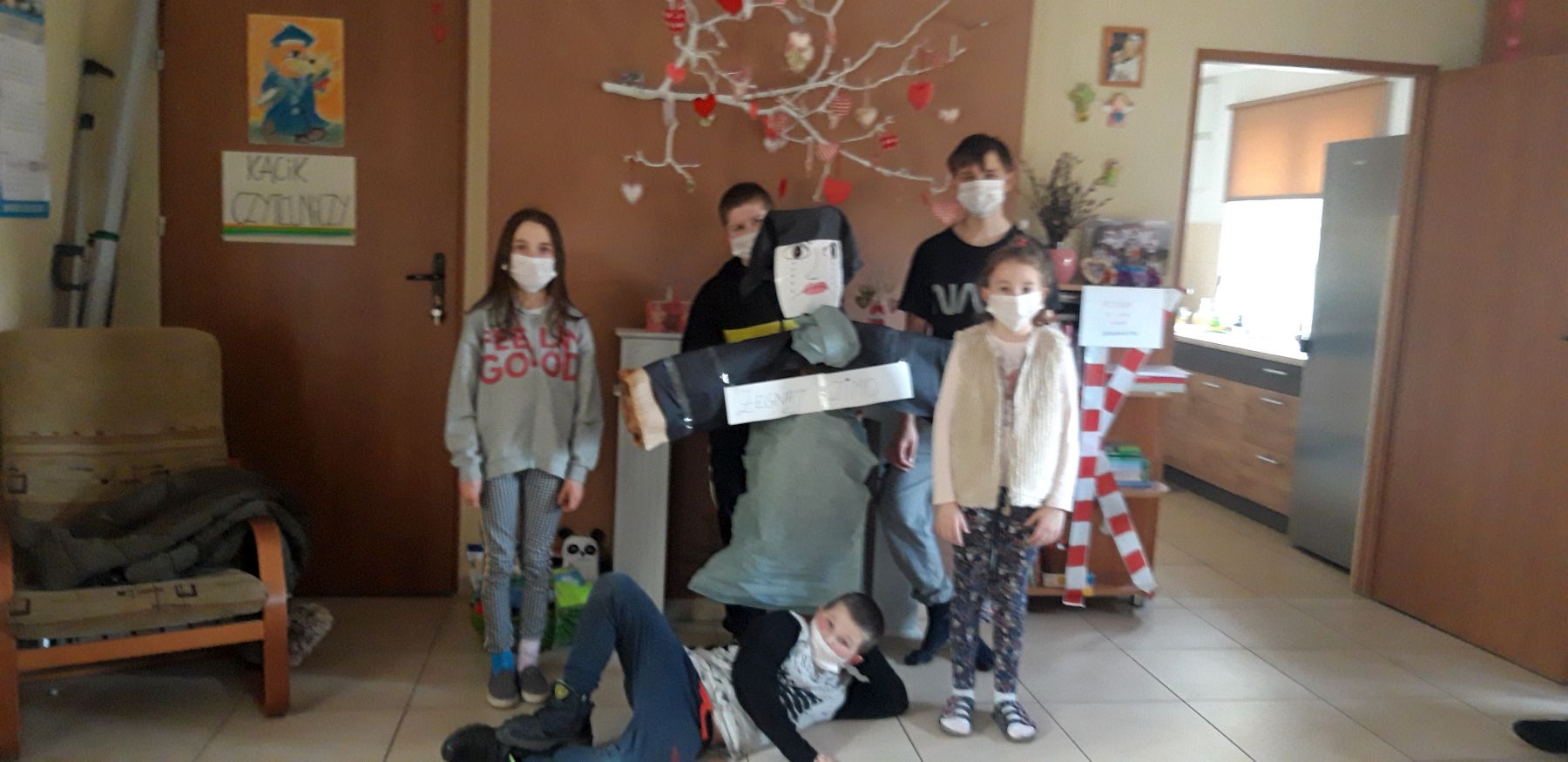 Wychowankowie z Placówki Wsparcia Dziennego w Kosierzewie z wykonaną przez nich Marzanną.