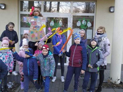 Wychowankowie Placówki Wsparcia Dziennego w Gorzycy z wychowawcą przed świetlicą, gotowi do spaceru z Marzanną.