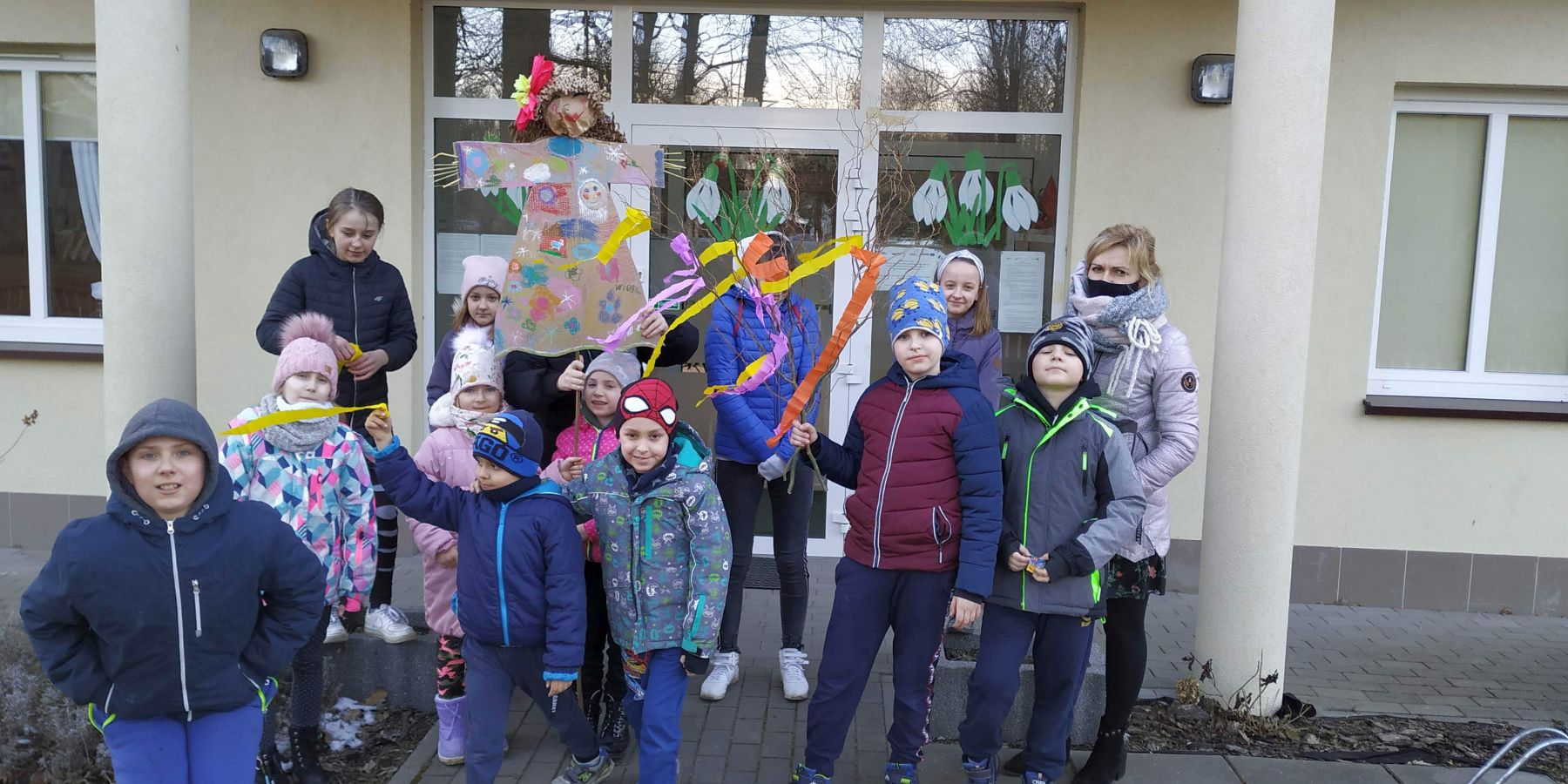 Wychowankowie Placówki Wsparcia Dziennego w Gorzycy z wychowawcą przed świetlicą, gotowi do spaceru z Marzanną.