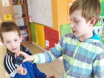 Wychowankowie Placówki Wsparcia Dziennego w Laskach podczas warsztatów wielkanocnych.
