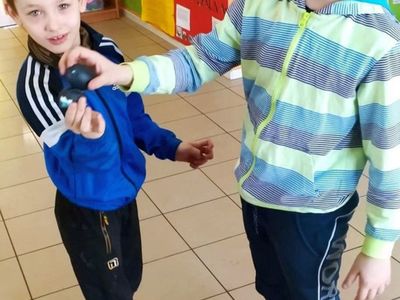 Dwaj chłopcy z PWD Laski składający sobie życzenia.