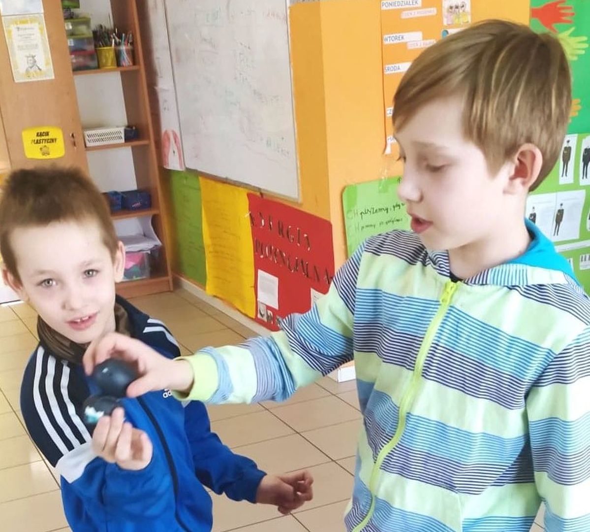 Wychowankowie Placówki Wsparcia Dziennego w Laskach podczas warsztatów wielkanocnych.