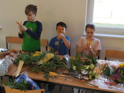 Wychowankowie Placówki Wsparcia Dziennego w Gorzycy podczas przygotowywania palm.