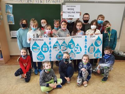 Uczniowie Zespołu Szkolno - Przedszkolnego w Malechowie ze swoimi pracami przygotowanymi w ramach Dnia Wody.