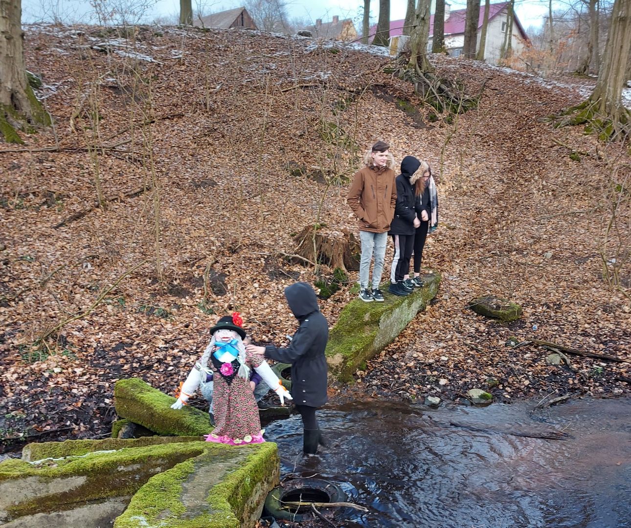Podopieczni z Placówki Wsparcia Dziennego w Paprotach z Marzanną podczas wyprawy na strumień.