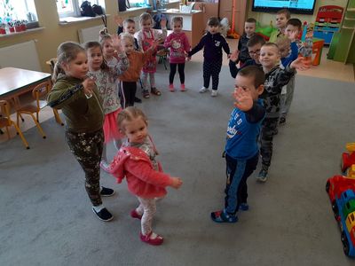 Dzieci z przedszkola przy Szkole Podstawowej w Niemicy w czasie zabaw wiosennych.