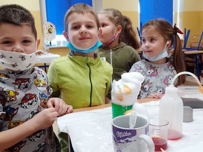 Dzieci z oddziału przedszkolnego tworzą chmury burzowe.