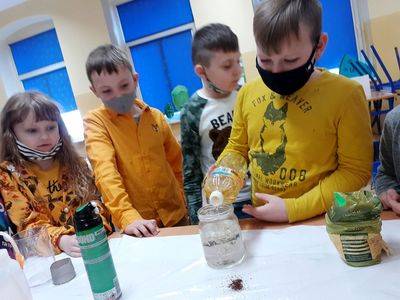 Uczniowie klasy drugiej ze Szkoły Podstawowej w Niemicy w czasie warsztatów „Barwienie wód”.