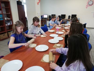 Wychowankowie Placówki Wsparcia Dziennego w Pękaninie przygotowują pizzerki.
