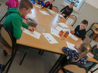 Dzieci z Placówki Wsparcia Dziennego w Kusicach podczas pracy plastycznej z zajęć matematyczno-przyrodniczych.