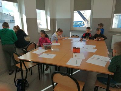 Dzieci z Placówki Wsparcia Dziennego w Kusicach podczas zajęć matematyczno przyrodniczych.