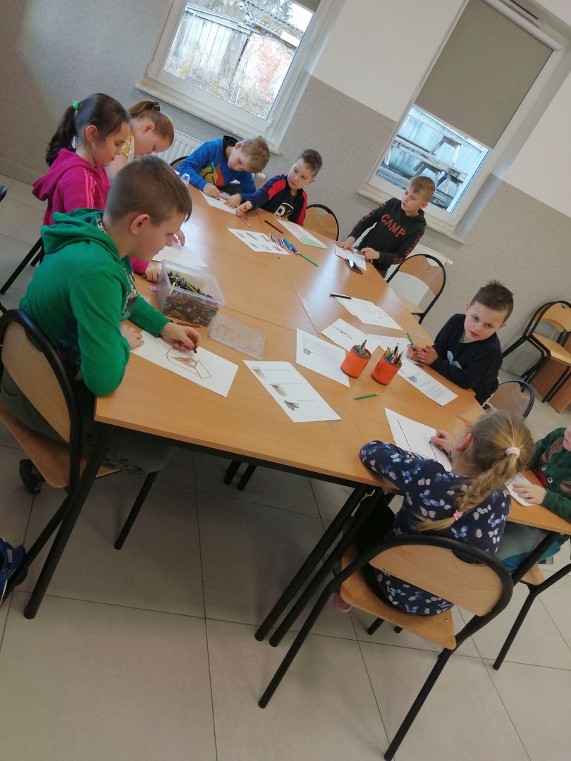 Dzieci z Placówki Wsparcia Dziennego w Kusicach podczas pracy plastycznej z zajęć matematyczno-przyrodniczych.