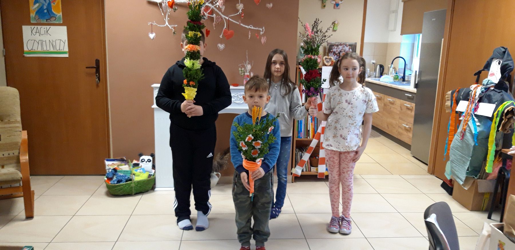 Dzieci z Placówki Wsparcia Dziennego w Kosierzewie z przygotowanymi przez siebie palmami. 