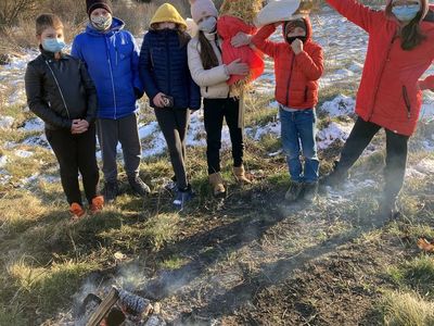 Dzieci z Placówce Wsparcia Dziennego w Święcianowie wraz z Kukłą Marzanną.