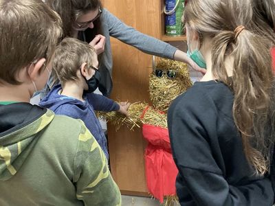 Dzieci z Placówki Wsparcia Dziennego w Święcianowie wykonują kukłę Marzannę.