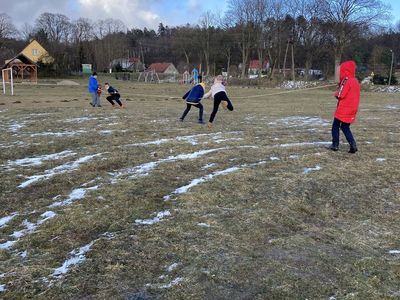 Wiosenne tradycje w Placówki Wsparcia Dziennego w Święcianowie - zabawy ruchowe.