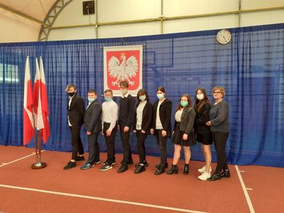Już po egzaminie, uczniowie ze Szkoły Podstawowej w Lejkowie z wychowawcą Danutą Rosiak.