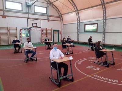 Praca uczniów ze Szkoły Podstawowej w Lejkowie nad arkuszem egzaminacyjnym.