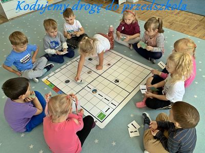 4-latki podczas kodowania drogi do przedszkola w wykonaniu przedszkolaków z Malechowa.